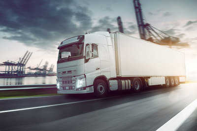 路上飛馳的貨運(yùn)大卡車高清圖片- 三原圖庫(kù)sytuku.com